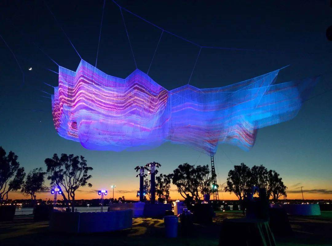 janetechelman蜉蝣雕塑下的渔网诱惑