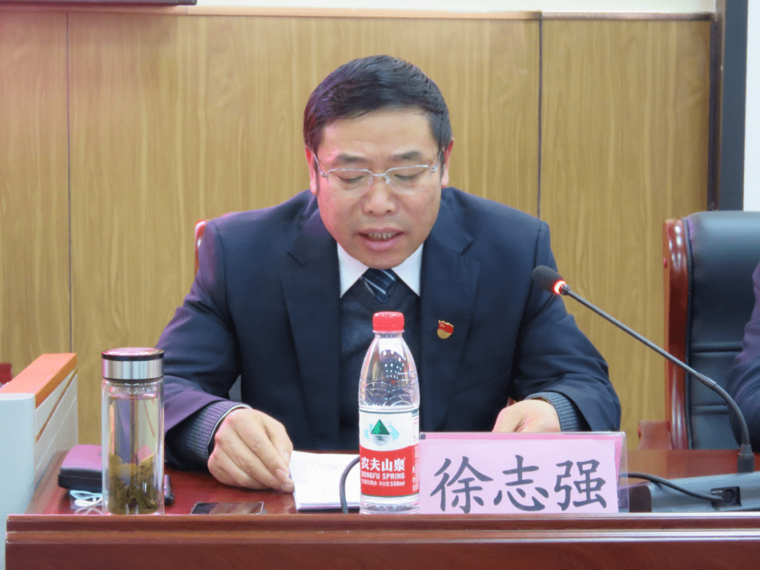 大会第二项,由纪委书记徐志强向全校教职工提出关于廉洁从教的相关