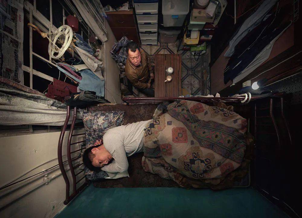 香港情侣在5平米廉租房的一幕撕开了穷人最心酸的遮羞布