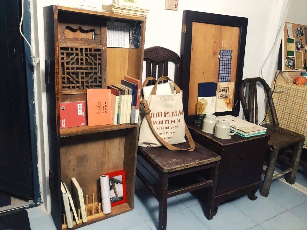 鲸屿 :我家车棚是 90 年代最常见的车棚样式,用来存放自行车和杂物.