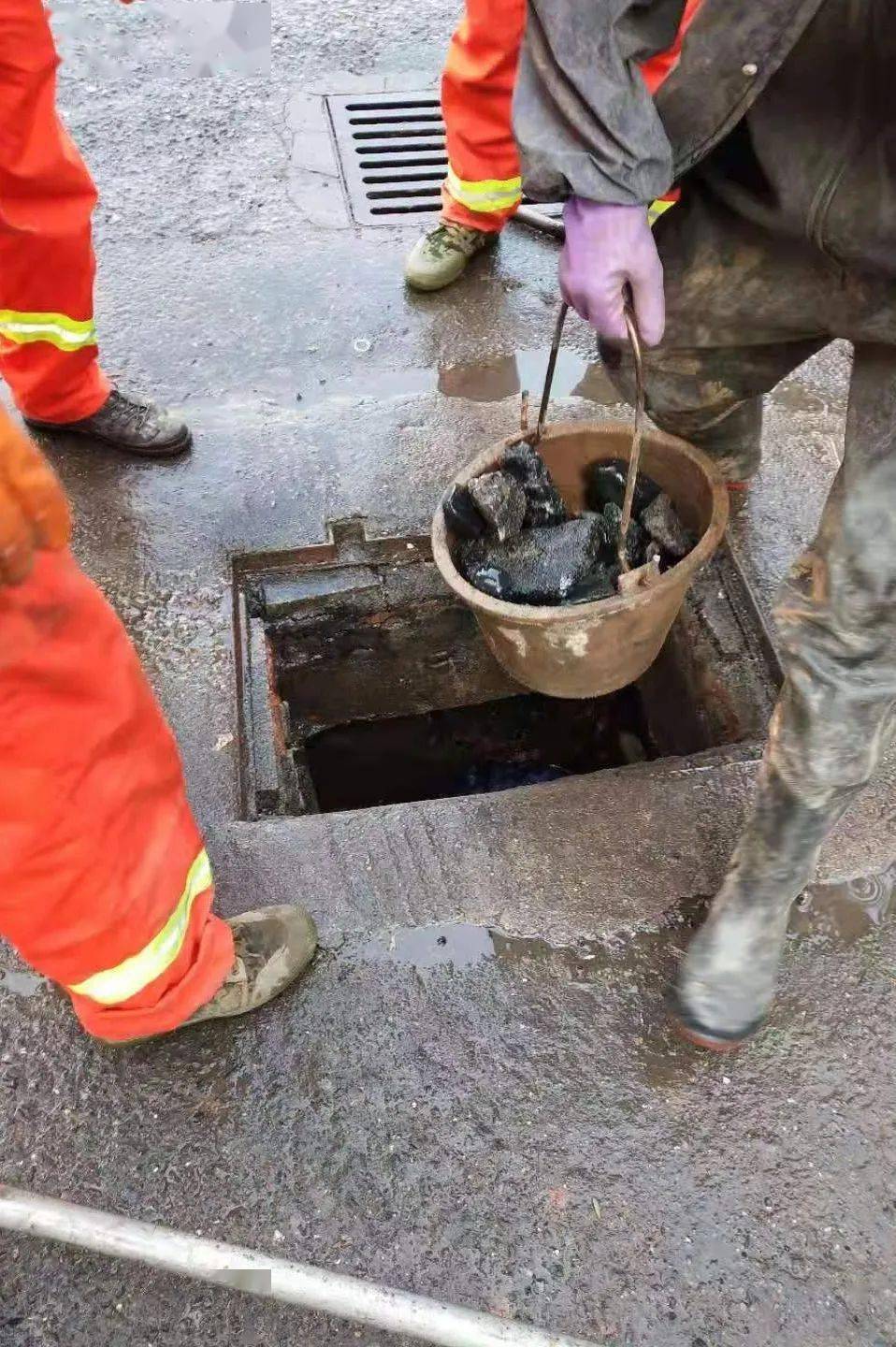 先将收水口和检查井里的淤泥清出,然后再用高压冲洗车对管道进行冲洗