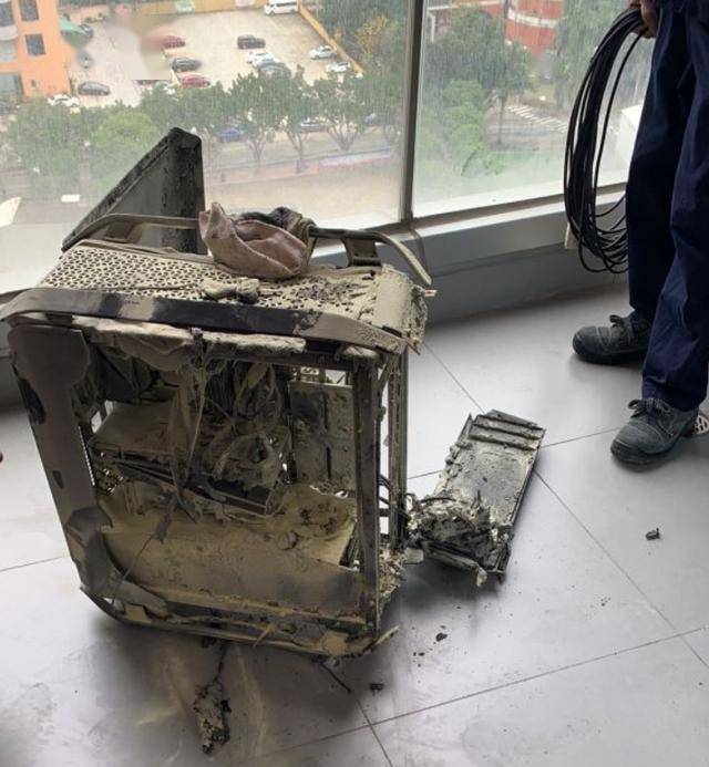 3万8的电脑起火,没找出原因,老哥做对了一件事避免全屋被烧