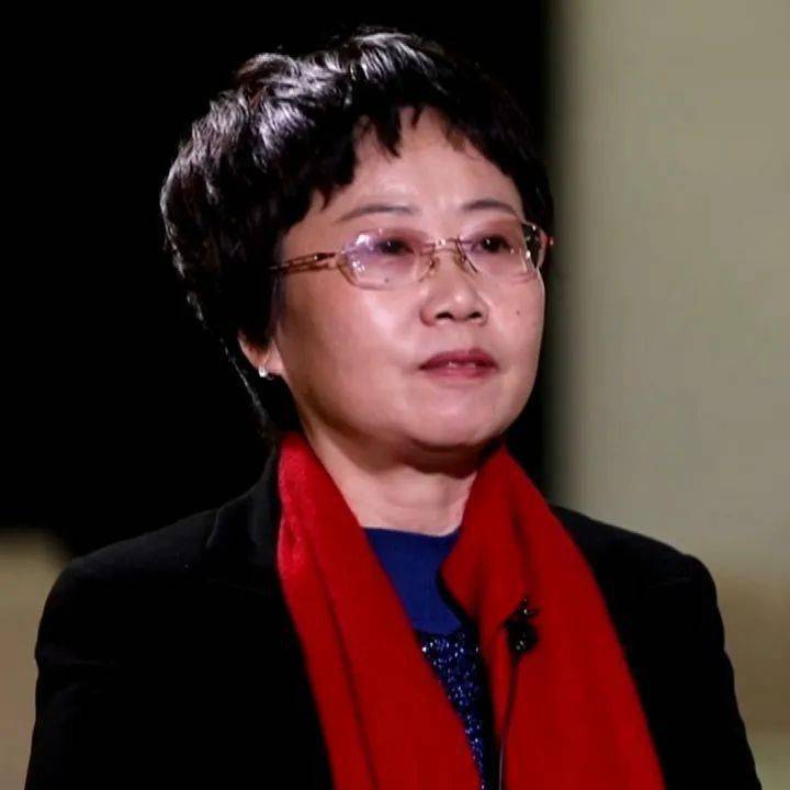 朱艳霞,无党派人士,单县博爱学校"第一校长",也是博爱学校孩子们的"朱