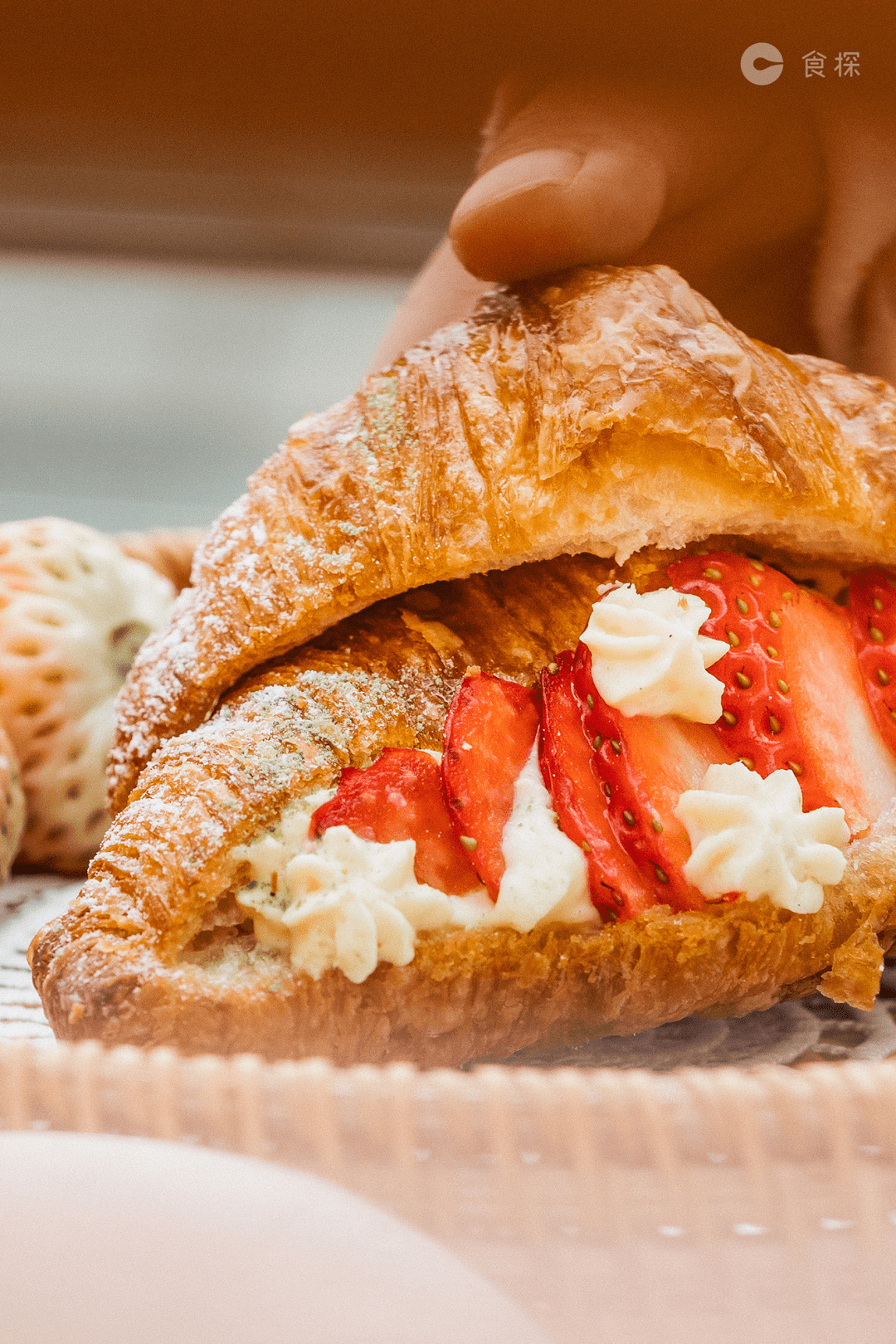 「 缤纷草莓可颂」