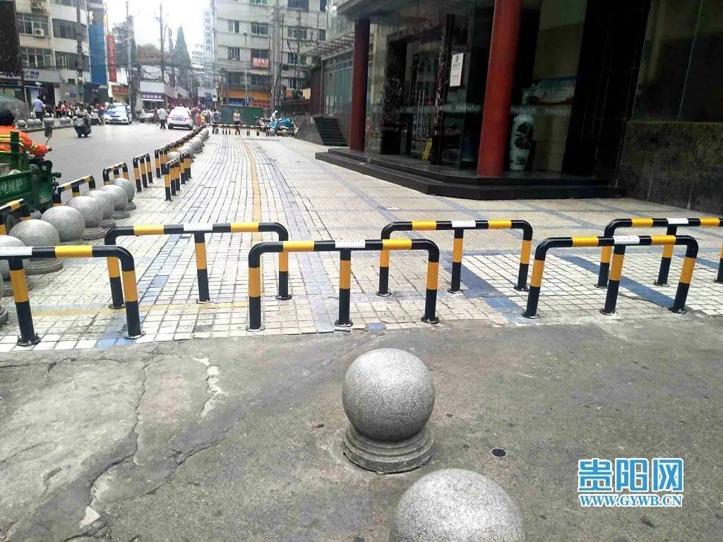 贵阳纪念塔人行道上栏杆已拆除!丨融媒问政·回音壁