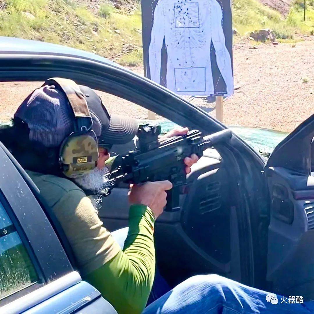 【教主costa图集】控枪为什么稳 看看胳膊肌肉线条就知道了