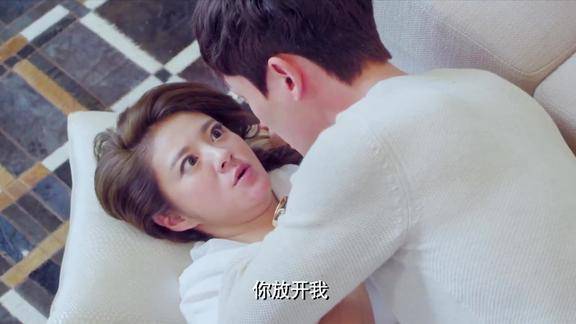 御姐归来何开心被女保姆缠住听到母亲敲门将女保姆压在身下