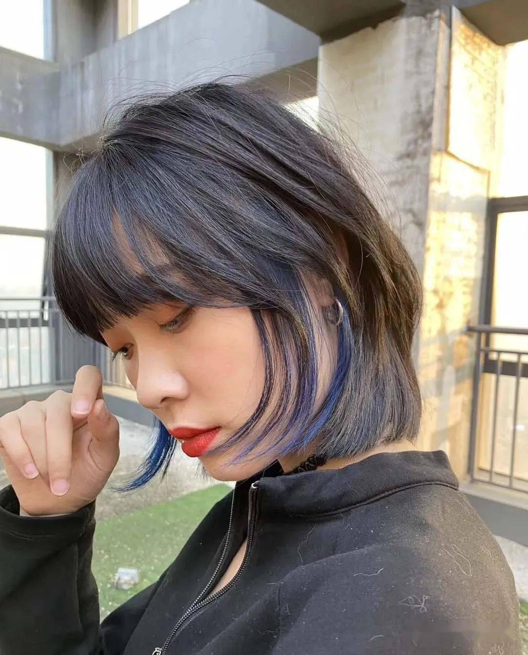 一缕让人眼前一亮的发色会显示出来,染发后的效果就是当你将耳边的头