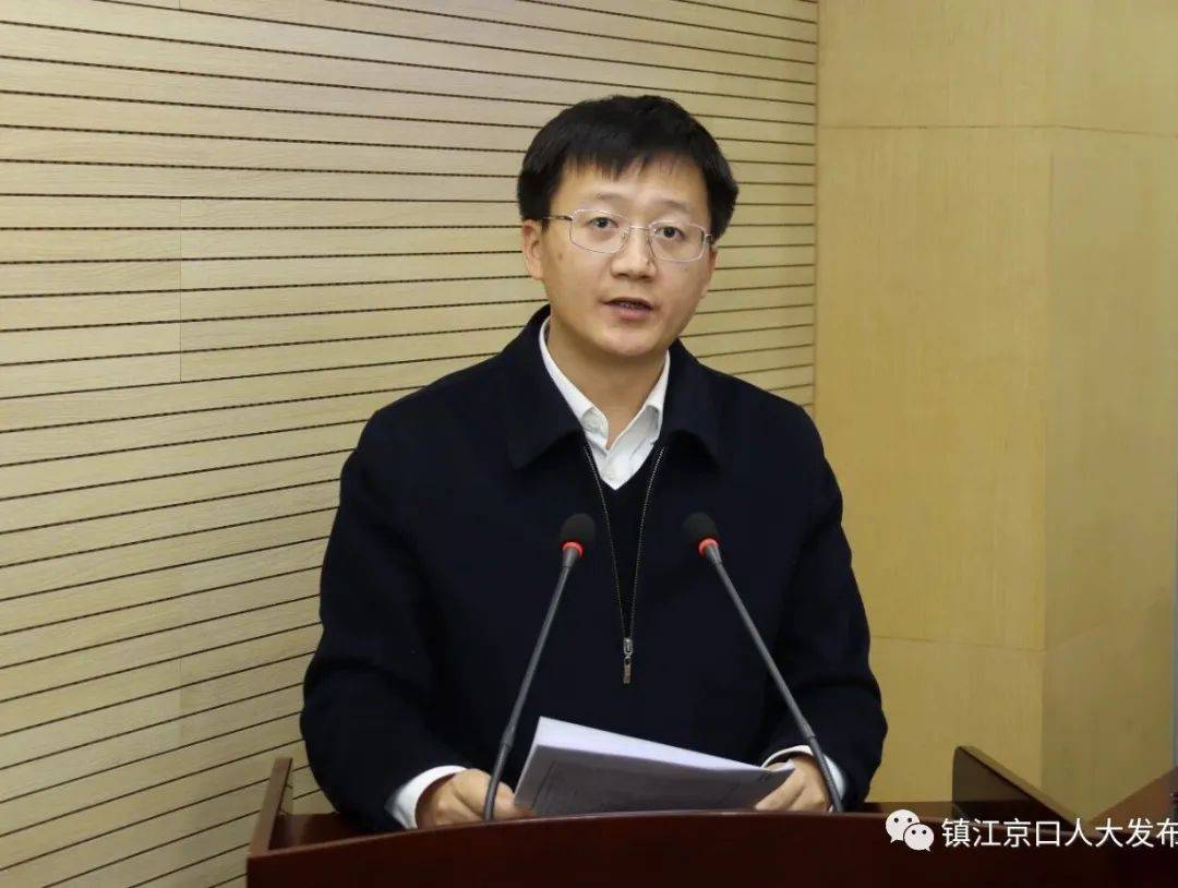 区人大常委会副主任姜厚荣,郑苏真,陈德福,杜承华出席会议;区长贾敬远