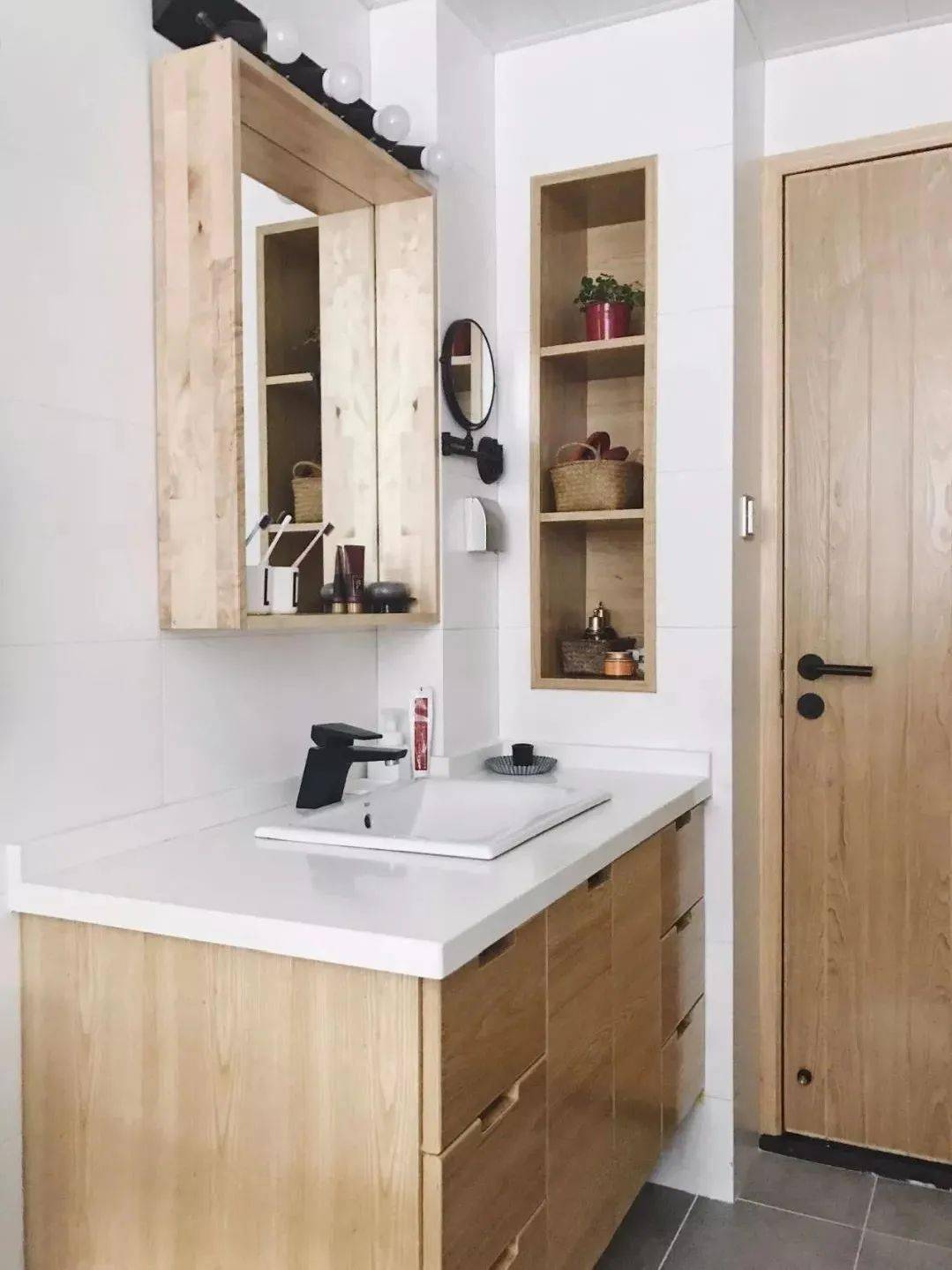 此时,在洗手盆周围设计一款壁龛,日常用品都能得到充分的收纳,同时可