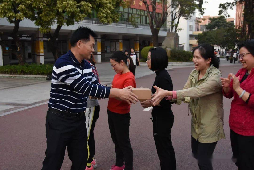 以心迎新其乐融融低涌中学初三级教师举行迎新年趣味团建活动