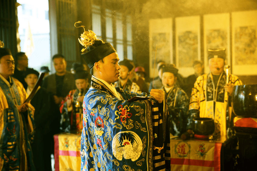 时至今日,诸多外来教派都会出来拜太岁,这表明了无论何种宗教或民间