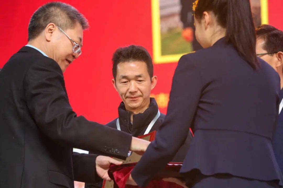 合川中学有位老师荣获中学数学教育界最高奖——"苏步青数学教育奖"