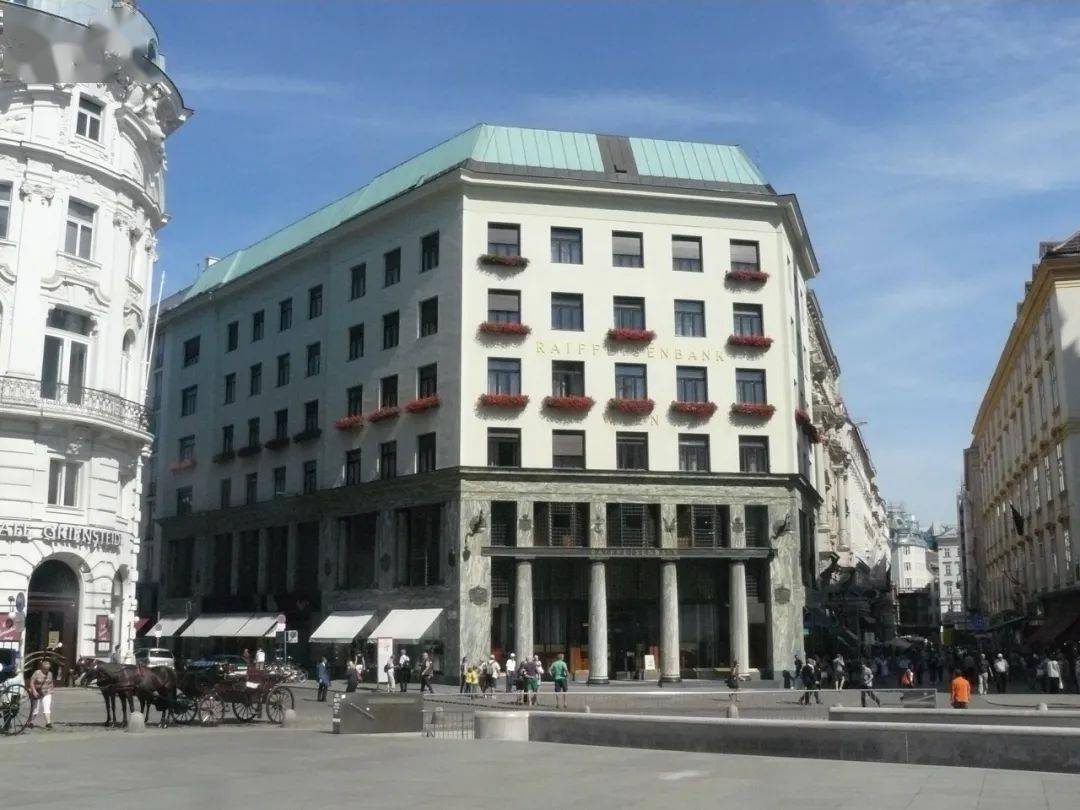 由阿道夫·路斯设计的世纪末维也纳时期的中心建筑之一的路斯楼(下图)