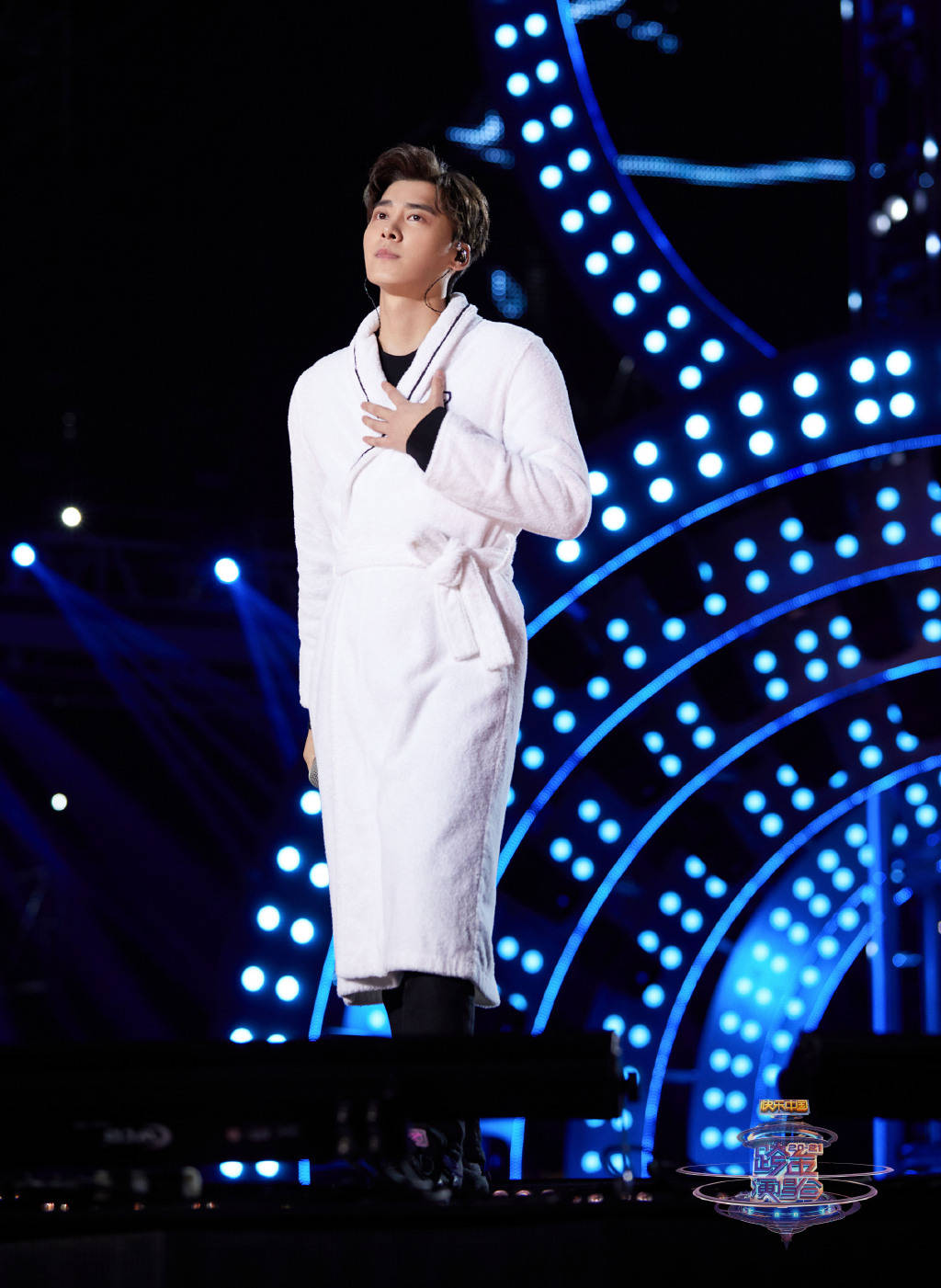 0上线!李易峰湖南跨年晚会浴袍彩排照公开