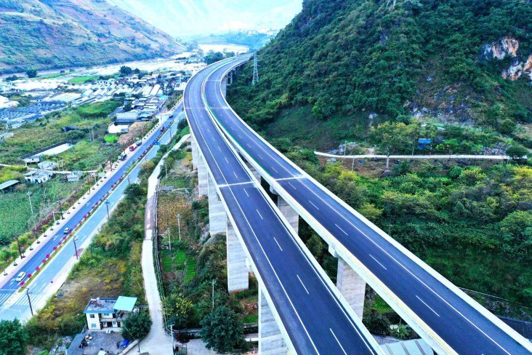 12月30日,保(山)泸(水)高速公路(瓦房至六库段)建成试通车,怒江傈僳族