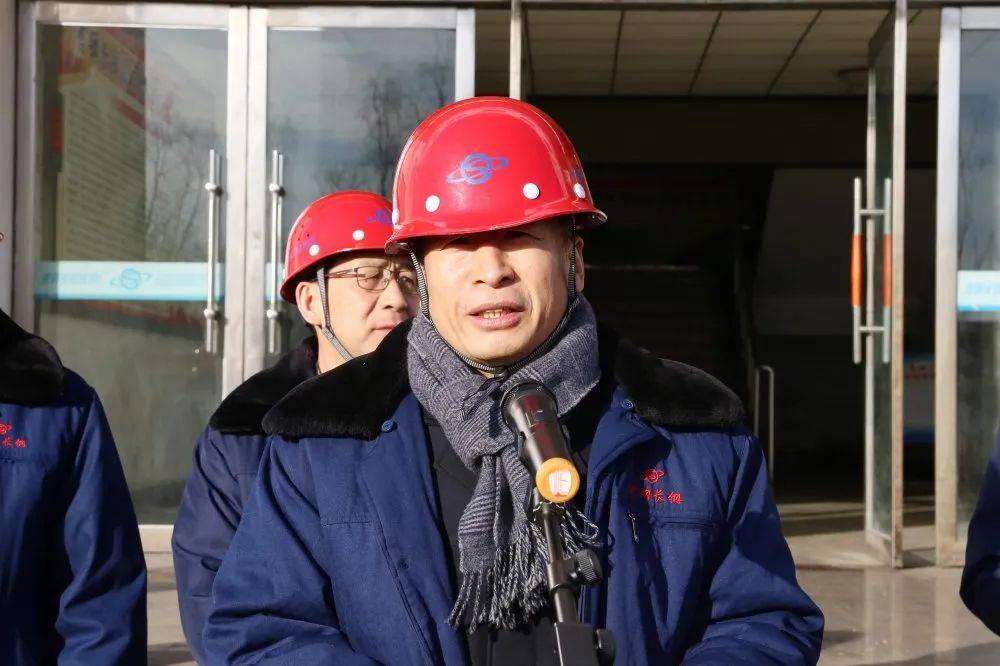 公司党委书记,董事长贾向刚不无动情地说了祝贺,感谢和希望六个字.