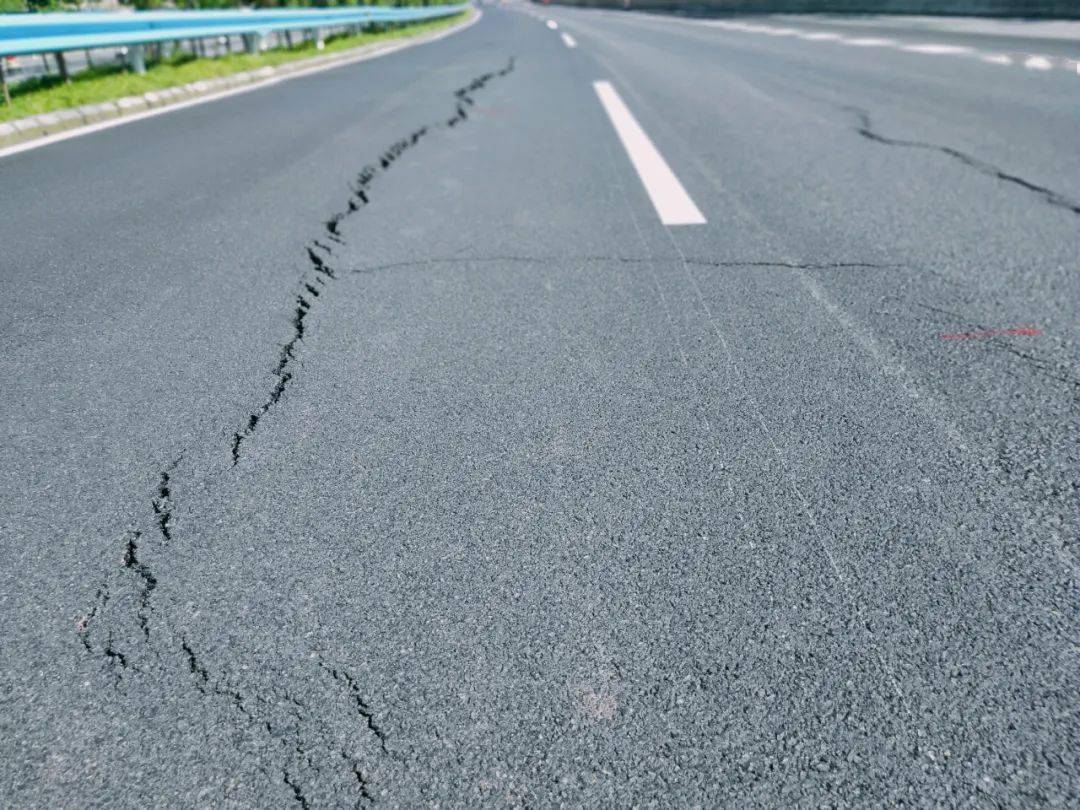 蓉遵高速 k347 650m 路段(习水县土城镇红花村)路基沉降,导致路面开裂