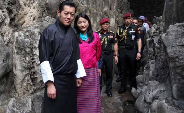 7岁定情21岁当王后,国王为她废多妻制,不丹国真是好手段