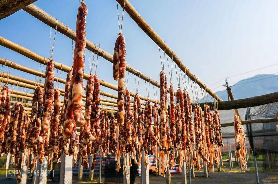 在窗户楼顶挂腊肉的小心桂林一户人家晒得差不多却被偷了