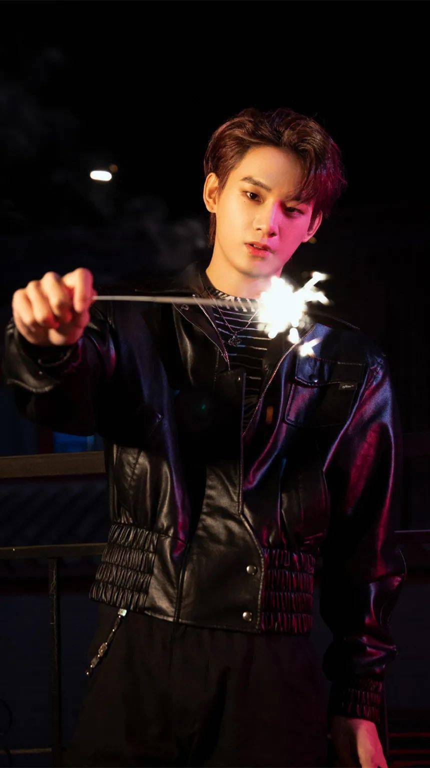 手机壁纸r1se姚琛