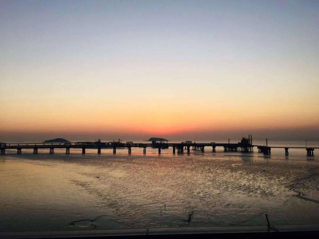 今天6点53分,有人拍下平湖上空这一幕!看完太激动了._拍摄者