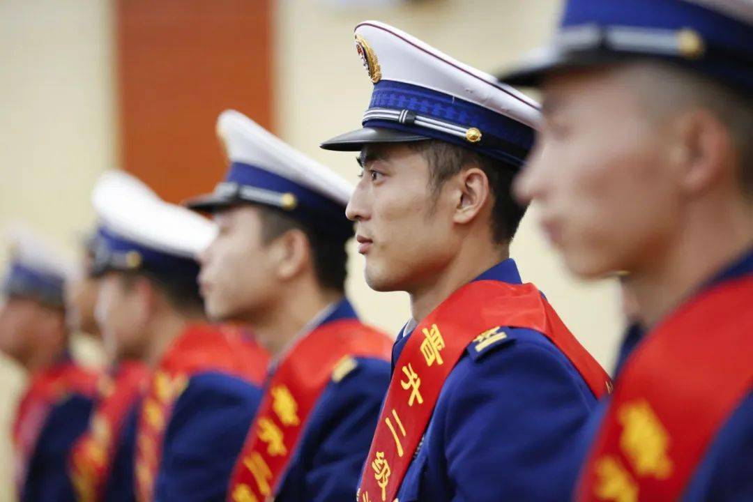 67晋级|福建总队举行2020年度消防员晋升消防救援衔仪式_授衔