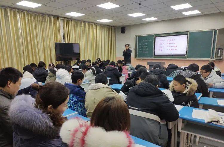 与会人员观摩了费城二中物理教师刘宏执教的复习课《光学实验专题》及