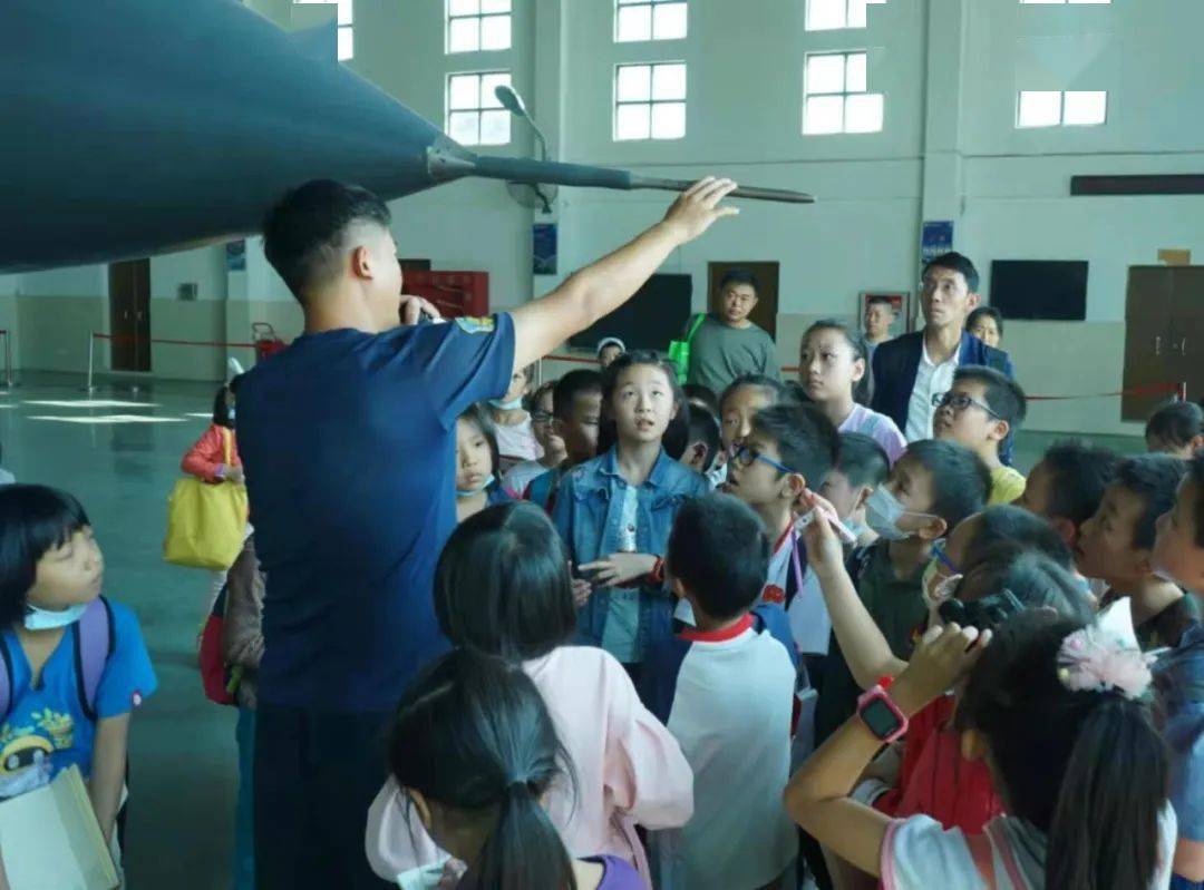 11月8日,三(2)班全体学生和家长朋友来到佛山机场95026部队参加军营