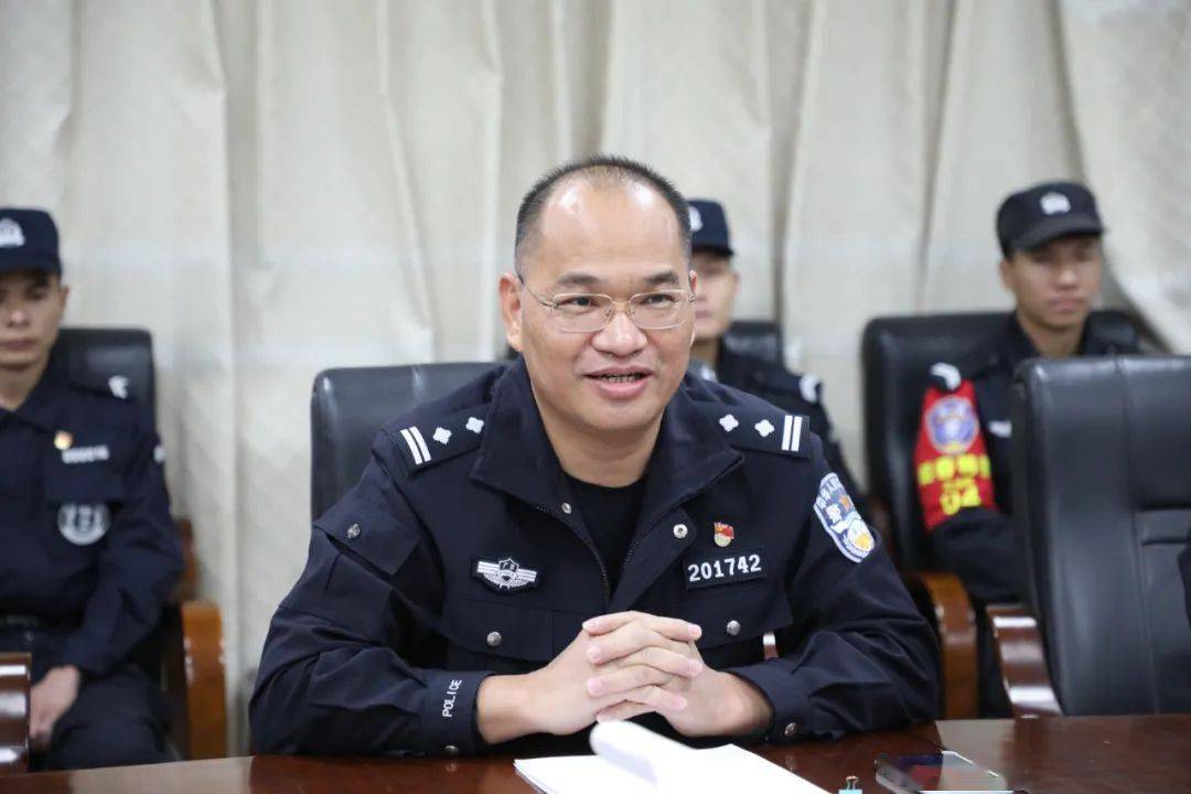 阳春一辅警救起一名掉江女子获得见义勇为奖项