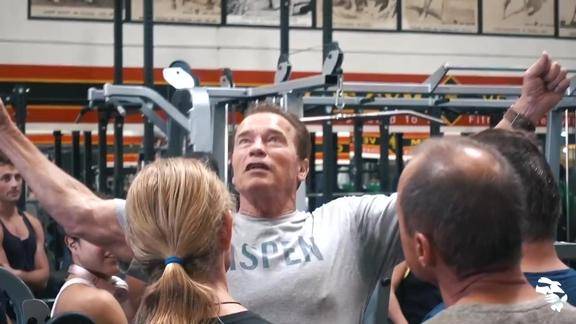 健美教父查尔斯分享独门秘诀悍马机变式划船训练动作