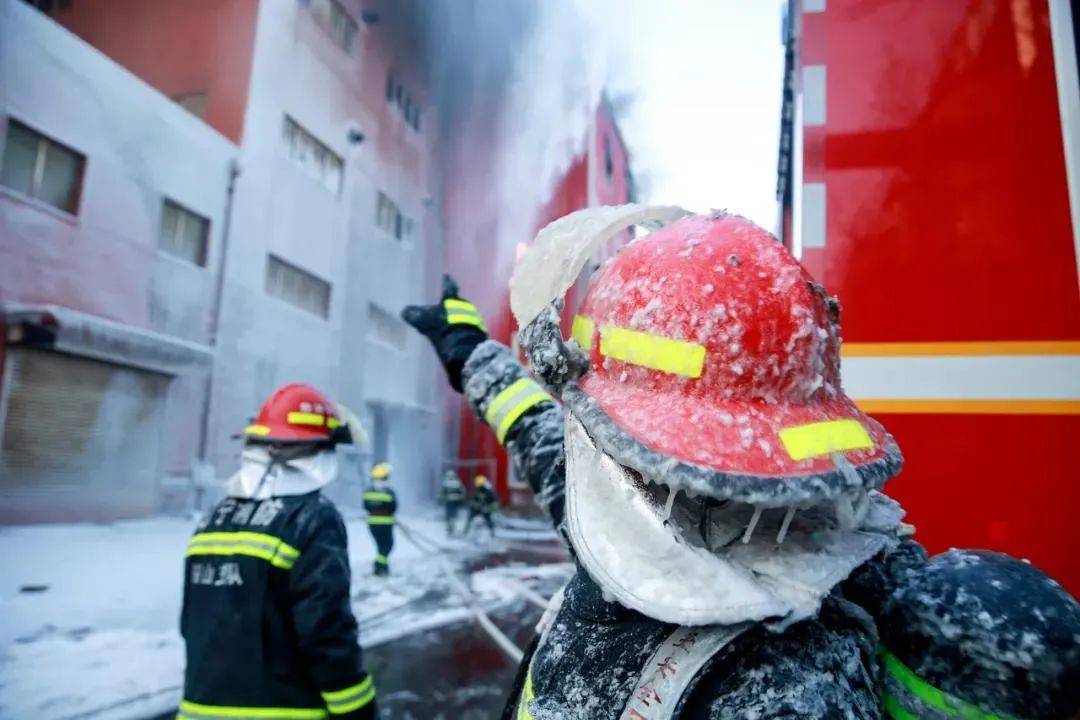 心疼20消防员灭火秒变冰雕