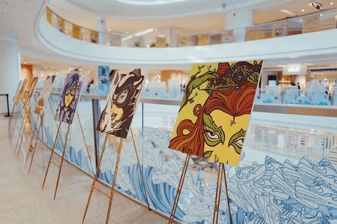 本次画展主视觉以「乘风破浪」作为主题,将球鞋变成波涛汹涌的巨大