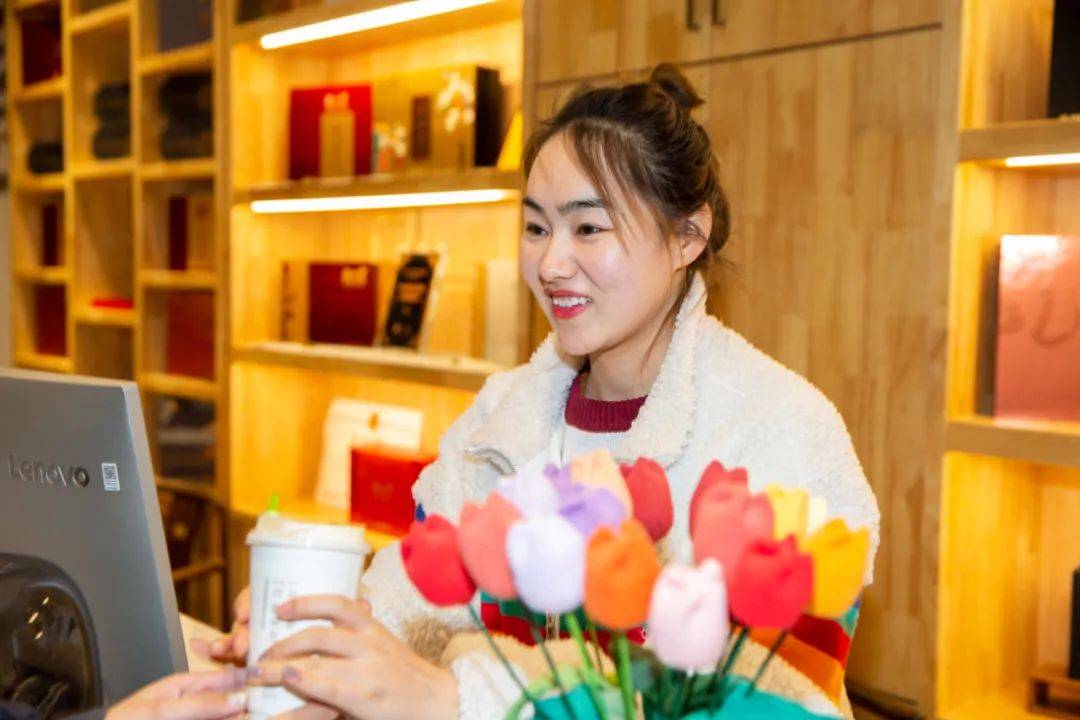 服务"的他正在执勤的民警小范时,他有些许诧异当小薇把这杯"温暖"递给