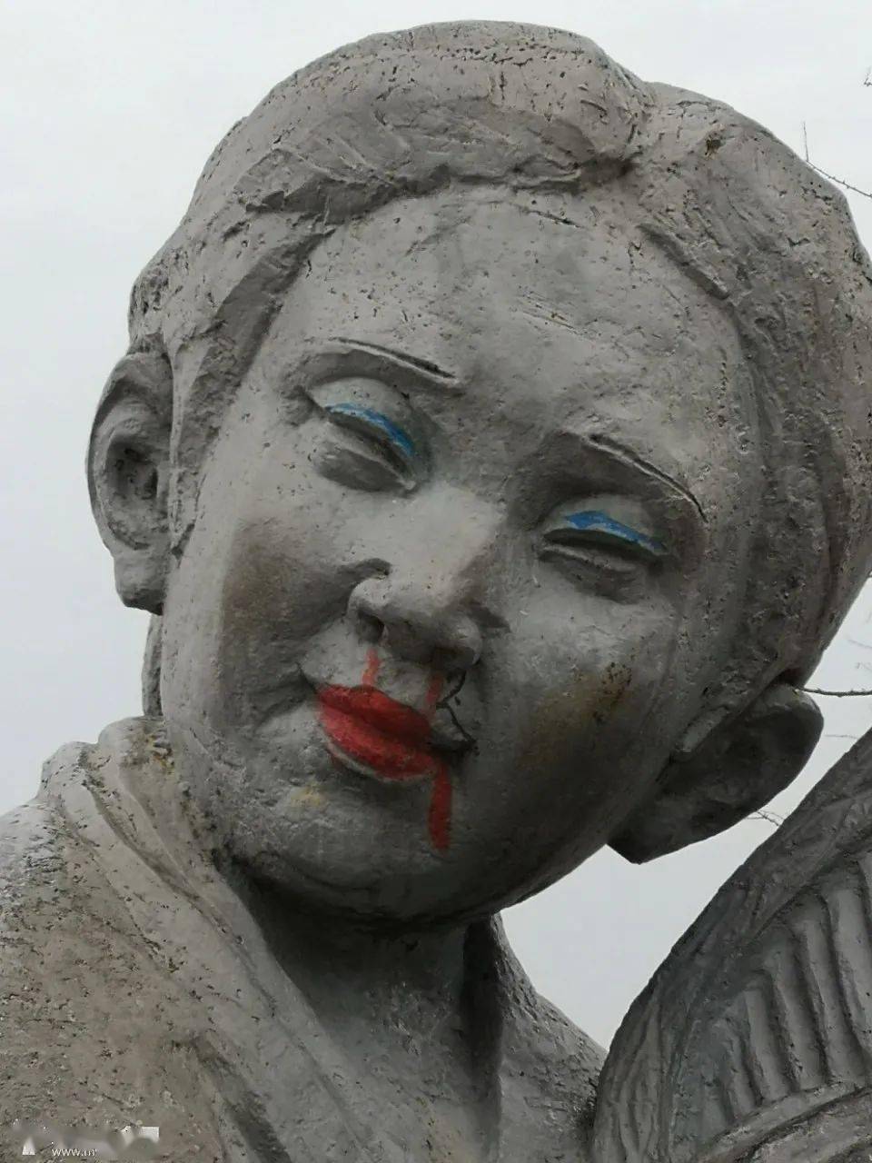 资阳苌弘广场塑像被"涂鸦"恶搞,真不应该!