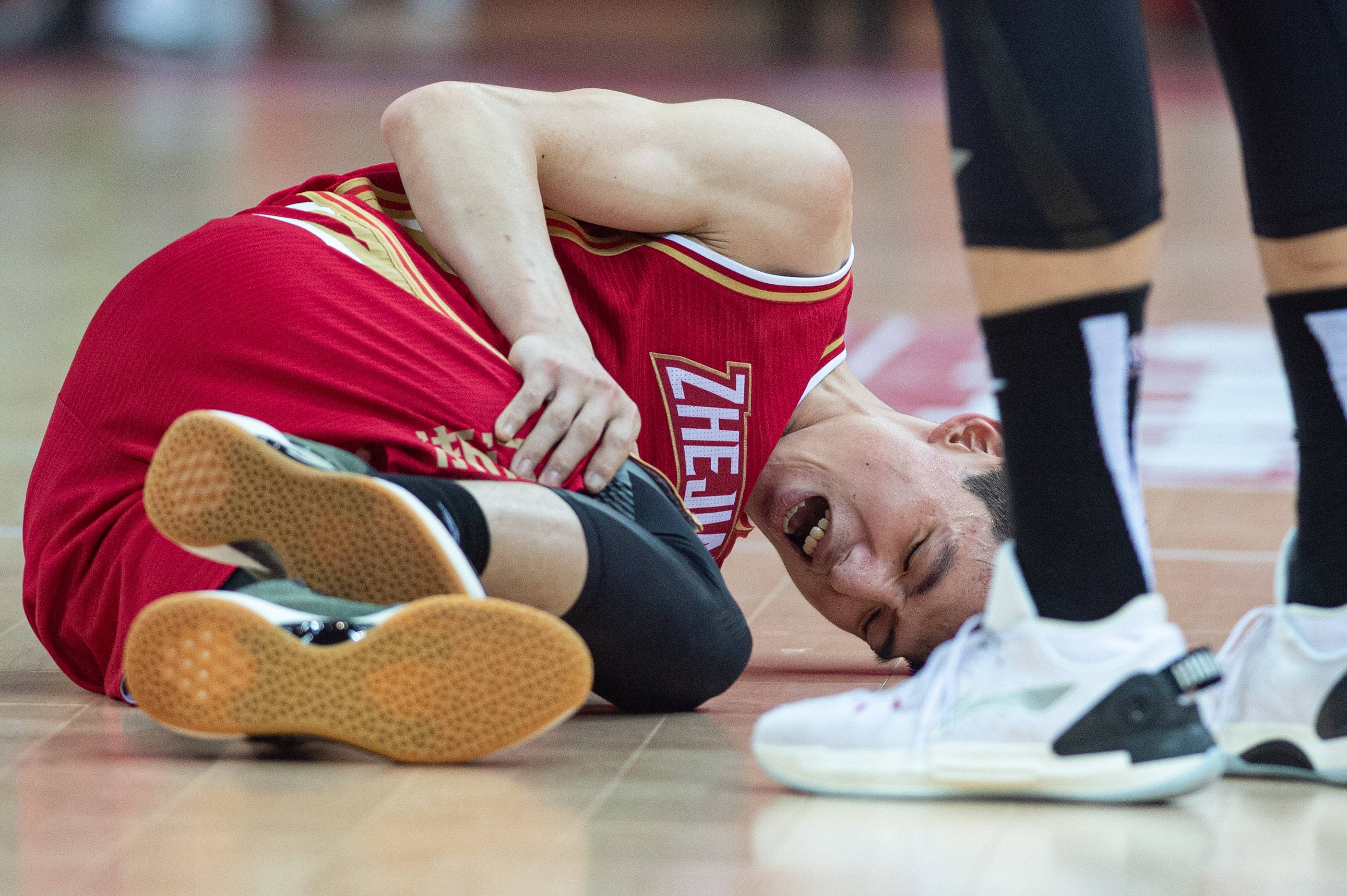 1月3日,浙江稠州金租队球员吴前受伤倒地.