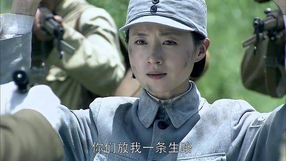 女战士被鬼子包围并主动脱起了衣服,下一秒瞬间石化,一个不留!