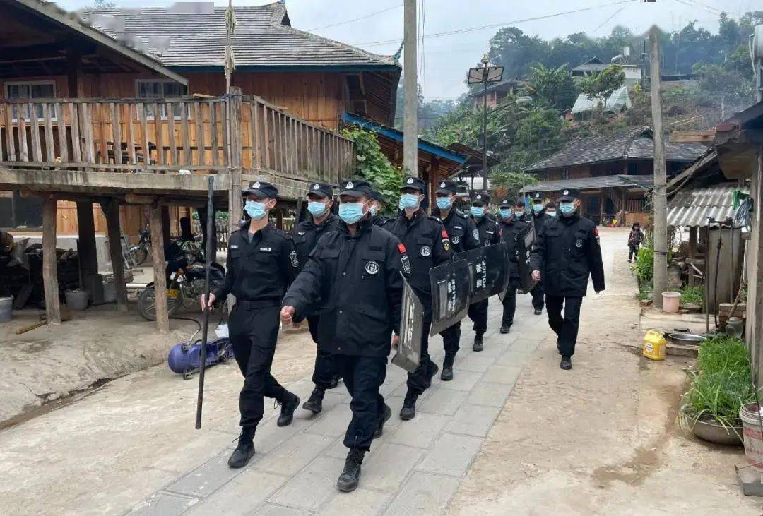 节日期间,澜沧县公安局出入境管理大队为支援重点地区的医务人员办理