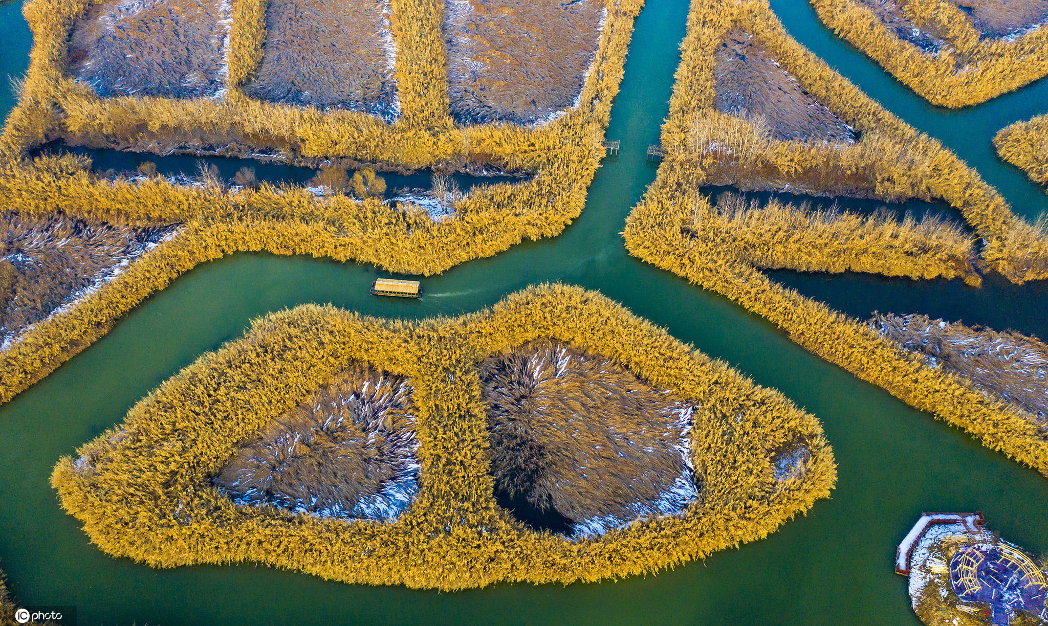 航拍江苏泗洪洪泽湖湿地芦苇迷宫