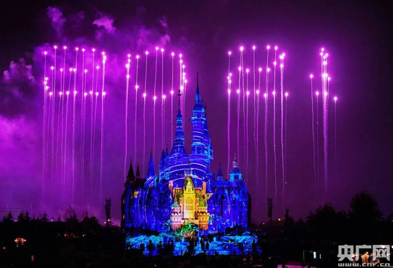 上海迪士尼乐园与游客共迎新年 特别版烟花点亮新一年