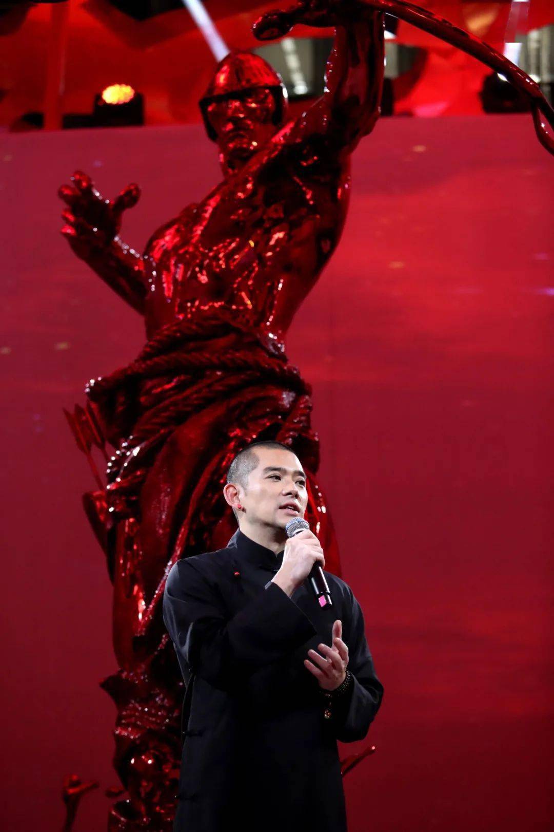 任哲大型沉浸式雕塑艺术展赤子心盛大开幕群星耀深圳