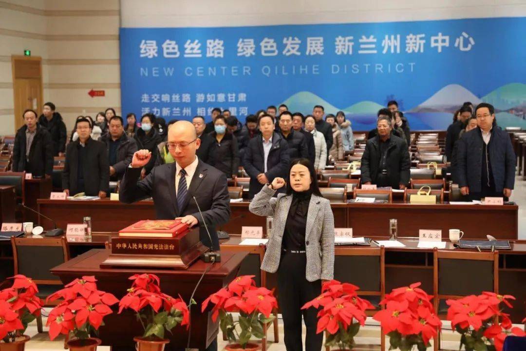任命杨荣广,李琦两位同志为七里河区人民政府副区长,并颁发了任命书