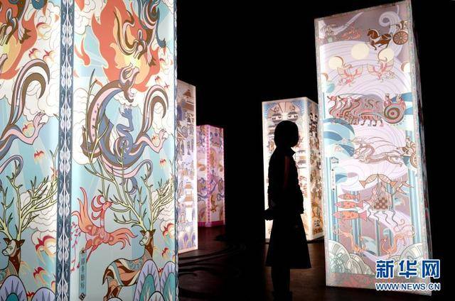 2021年1月3日,参观者观看汉风美学新媒体艺术展.