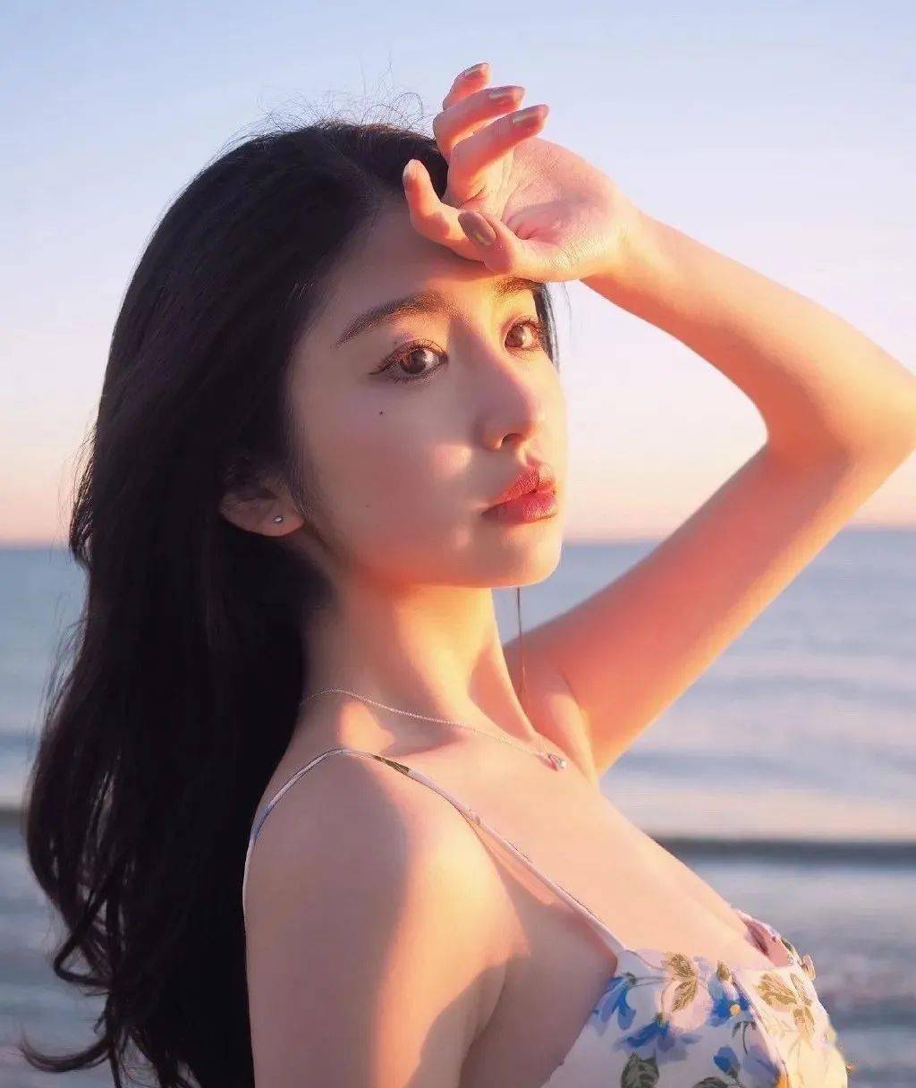 99年初恋女神"茶艺照"曝光,又纯又欲,网友:尤物身材太可了