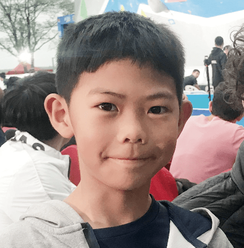 新刊选读黄鹤鸣和父母一起走在攀岩路上