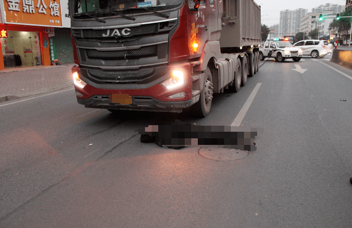 碰撞行驶至企石镇企桥路清湖工业区皖kq号牌重型半挂牵引车事发当日