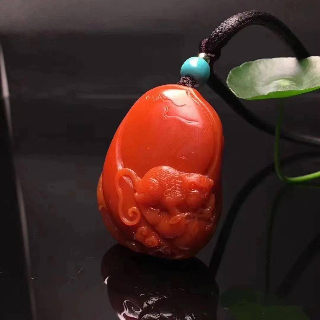 桃子——   累累果实 >首先我们一起来看看桃子题材的南红玛瑙雕件.