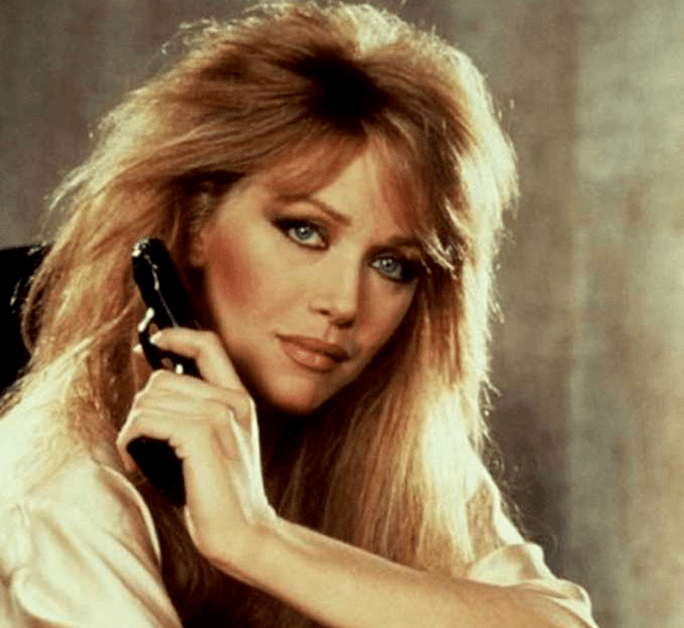 一路走好65岁著名邦女郎遛狗后突然晕倒离世曾为照顾重病丈夫息影