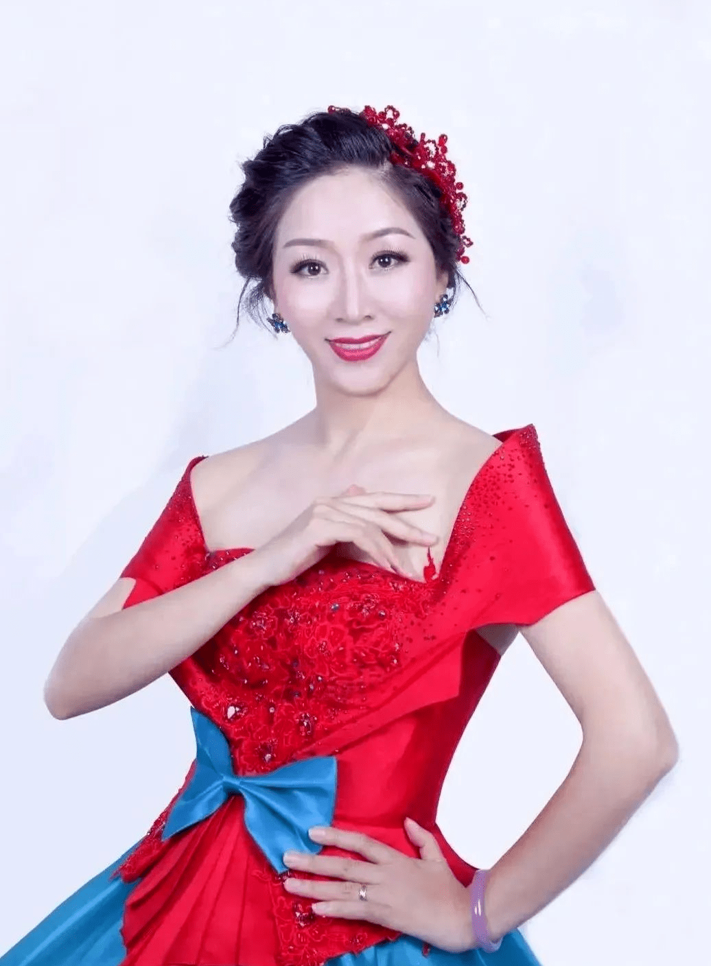 叶华英(副团长 声乐指导)个人简介音乐与舞蹈学专业硕士,女高音,高校