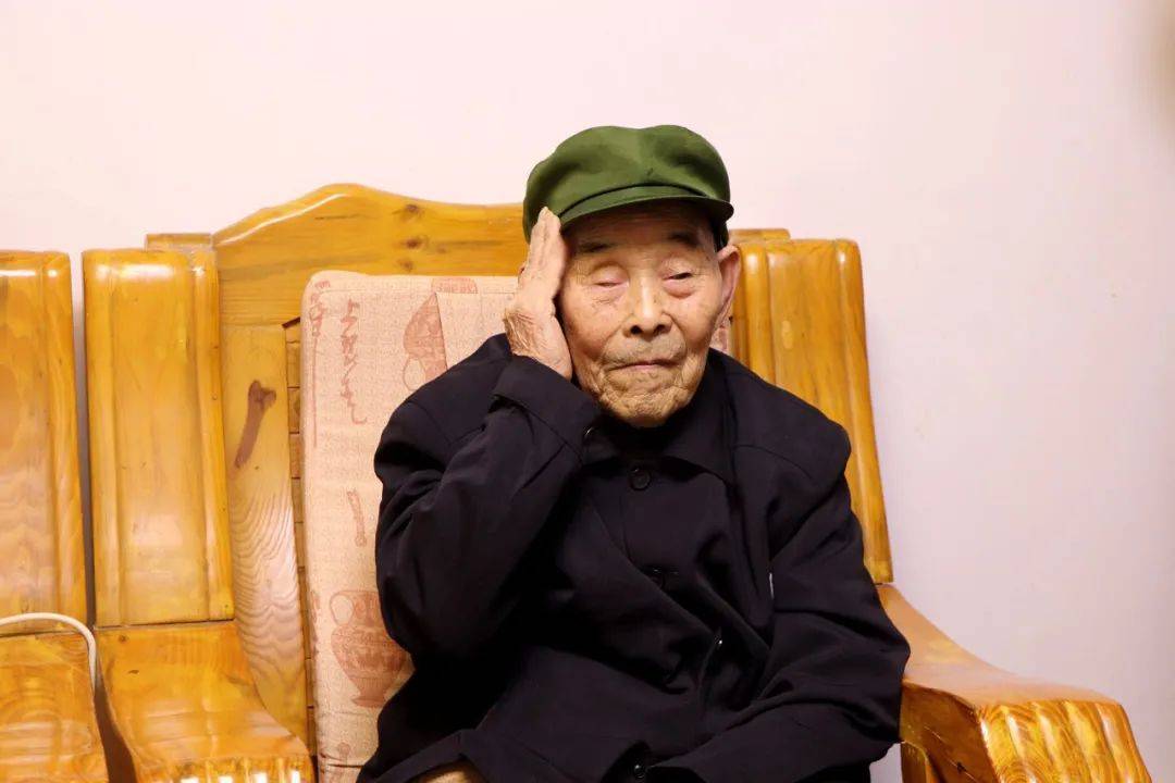 如今,山河无恙,英雄已暮年,岁月改变了容颜相貌,却改变不了邓高明的